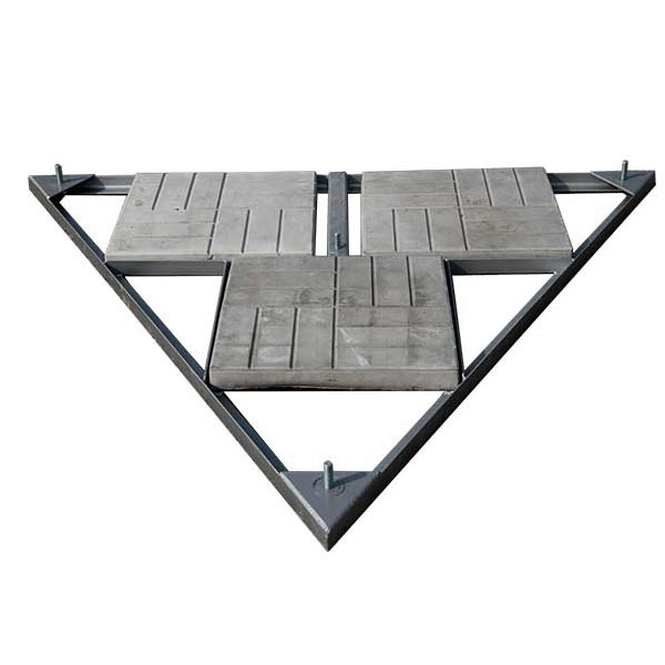 Треугольное основание с тротуарной плиткой для флагштоков виндер